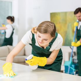 Schreibtisch putzen